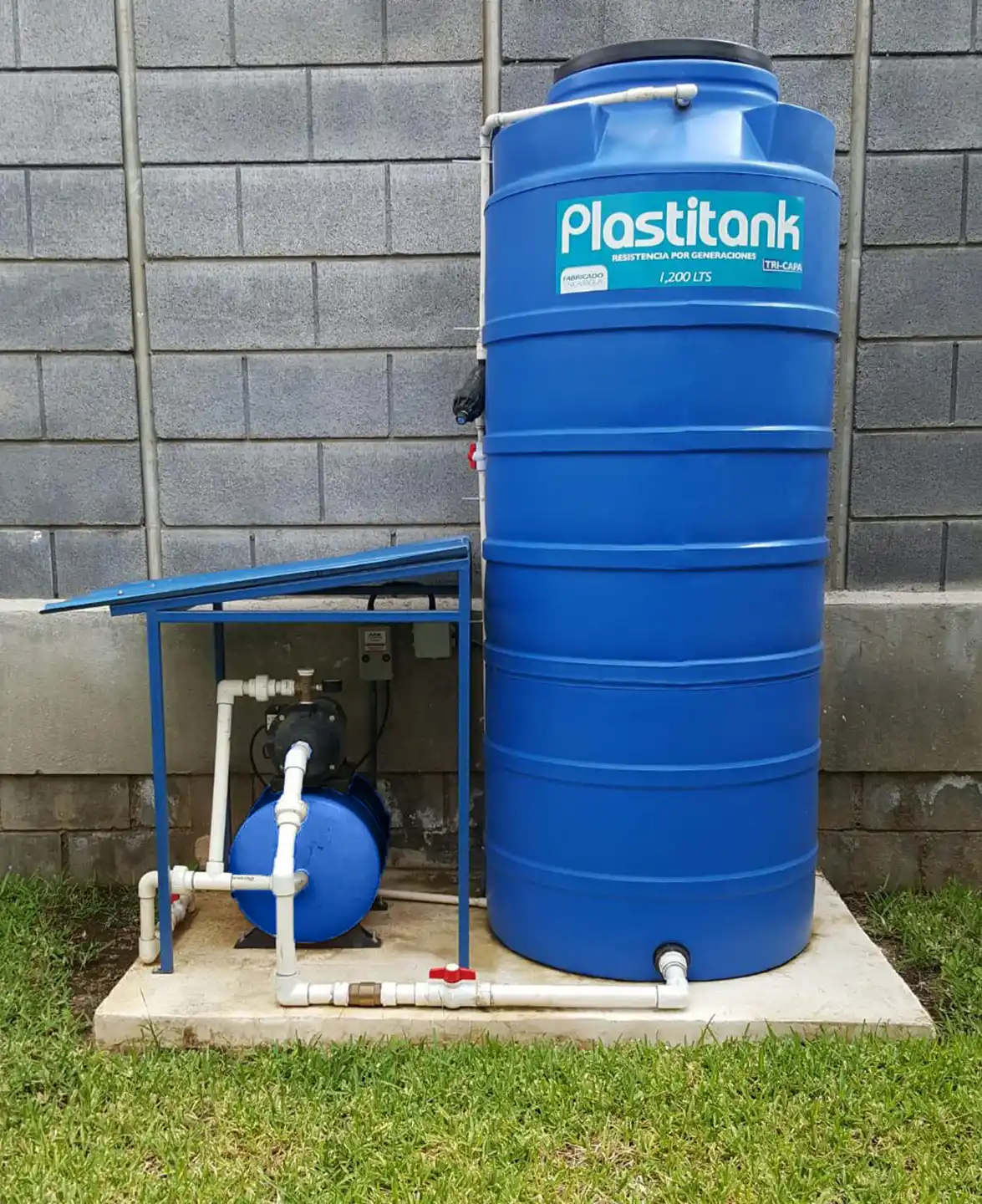 Tanque de agua vertical con sistema de bomba y conexión hidráulica instalado en vivienda
