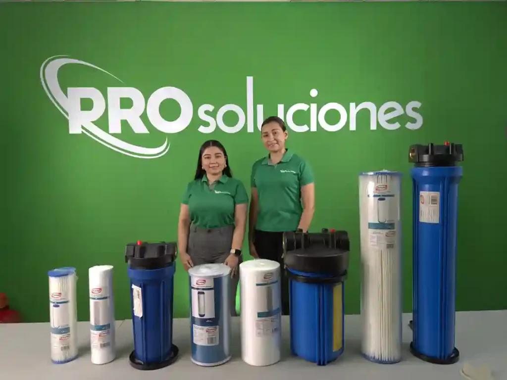 Equipo de Pro Soluciones con sistemas de filtración y portafiltros de agua