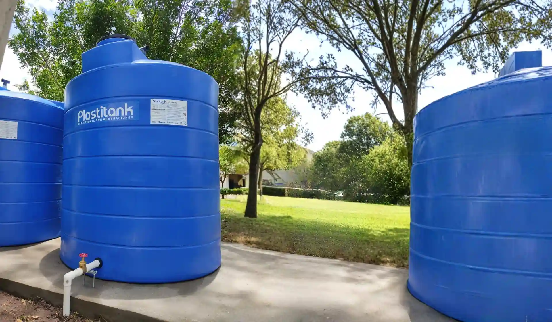Tanques de agua Plastitank instalados en exterior