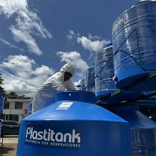 Técnico inspeccionando múltiples tanques de agua durante mantenimiento periódico