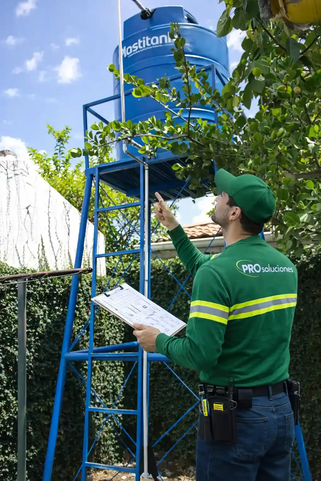 Técnico de Pro Soluciones inspeccionando tanque de agua Plastitank en torre