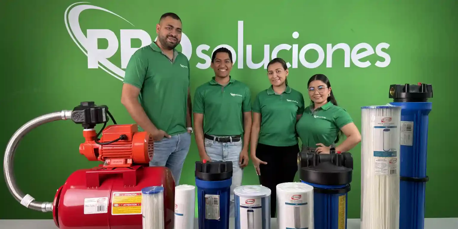 Equipo de Pro Soluciones con sistemas de filtración y equipos para tratamiento de agua