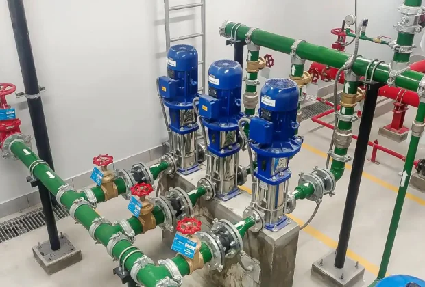 sistema de presión hidráulica con bombas para distribución de agua en instalación industrial