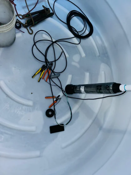 Montaje interno de bomba sumergible en tanque de agua residencial