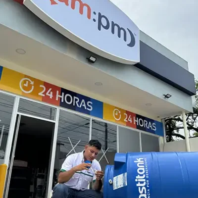 Técnico instalando tanque de agua en comercio