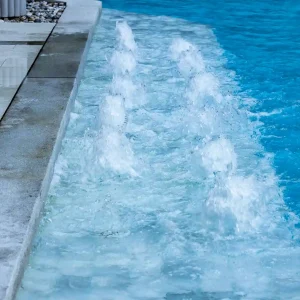 Sistema de piscina con chorros de agua y circuito hidráulico en funcionamiento