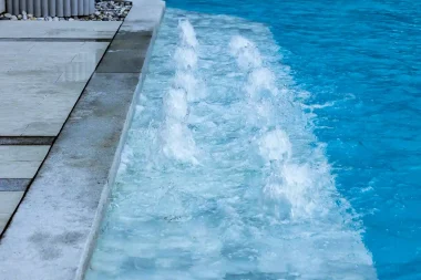 Sistema de piscina con chorros de agua y circuito hidráulico en funcionamiento