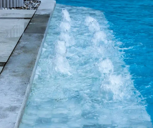 Sistema de piscina con chorros de agua y circuito hidráulico en funcionamiento