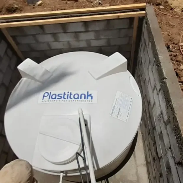 Instalación de tanque de agua subterráneo tipo cisterna para almacenamiento seguro