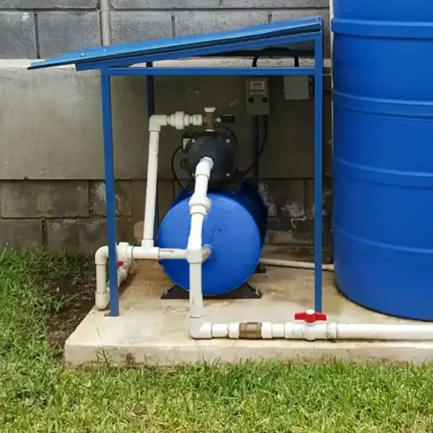 Instalación de tanque de agua con sistema hidroneumático y bomba de presión