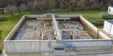 Planta de tratamiento de aguas residuales con sistema de filtración y clarificación