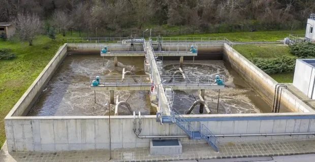 Planta de tratamiento de aguas residuales con sistema de filtración y clarificación