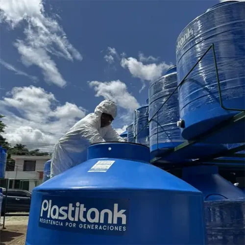 Técnico inspeccionando múltiples tanques de agua durante mantenimiento periódico